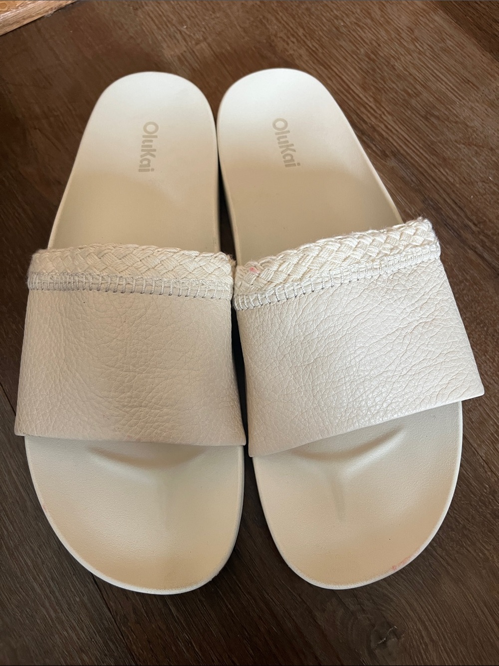 OluKai Cream Braided-Trim Slide Sandals
SZ 9.  Like new.